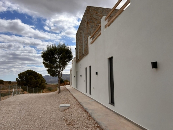 Villa a medida de 4 dormitorios y piscina privada rodeada de naturaleza en Pinoso(Alicante)