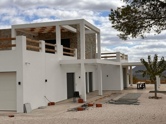 Villa a medida de 4 dormitorios y piscina privada rodeada de naturaleza en Pinoso(Alicante)