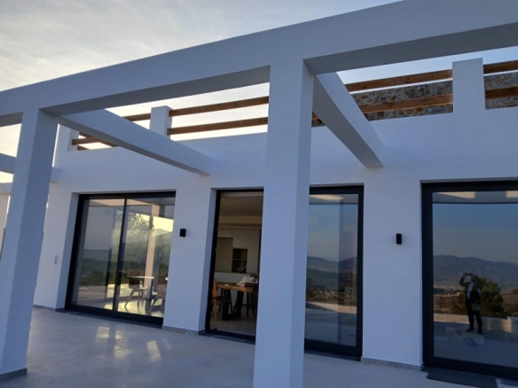 Villa a medida de 4 dormitorios y piscina privada rodeada de naturaleza en Pinoso(Alicante)