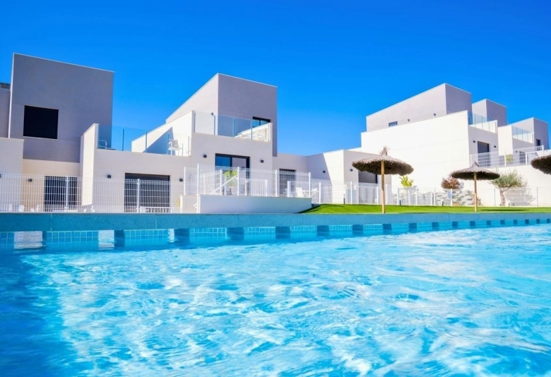 Adosado moderno de 2 dormitorios listo para entrar a vivir a la venta en Altaona Gof Resort(Murcia)