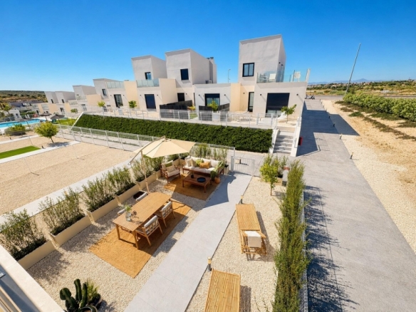Adosado moderno de 2 dormitorios listo para entrar a vivir a la venta en Altaona Gof Resort(Murcia)