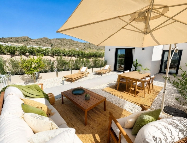 Adosado moderno de 2 dormitorios listo para entrar a vivir a la venta en Altaona Gof Resort(Murcia)