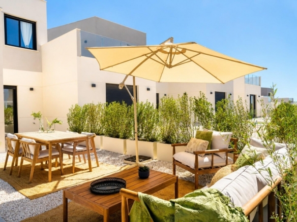 Adosado moderno de 2 dormitorios listo para entrar a vivir a la venta en Altaona Gof Resort(Murcia)