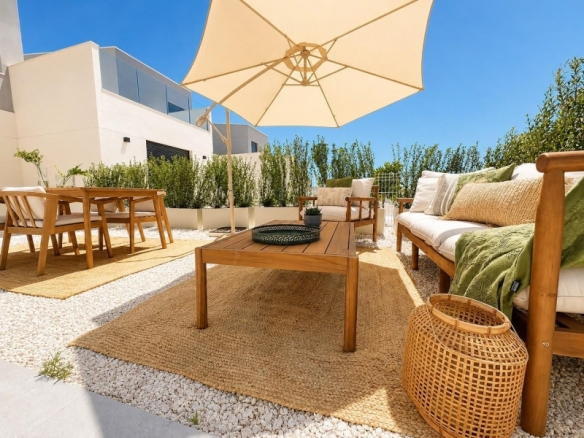 Adosado moderno de 2 dormitorios listo para entrar a vivir a la venta en Altaona Gof Resort(Murcia)