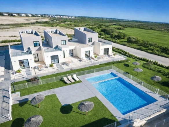 Adosado de 3 dormitorios con gran terraza listo para entrar a vivir a la venta en Altaona Golf Resort, Murcia