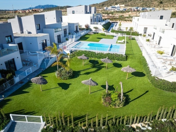 Adosado de 3 dormitorios con gran terraza listo para entrar a vivir a la venta en Altaona Golf Resort, Murcia