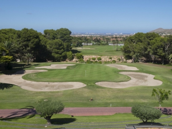 Bungalow de planta alta con 3 dormitorios y gran solarium a la venta en La Manga Club