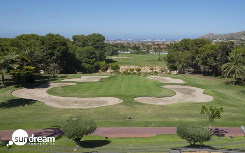 Bungalow de planta alta con 3 dormitorios y gran solarium a la venta en La Manga Club