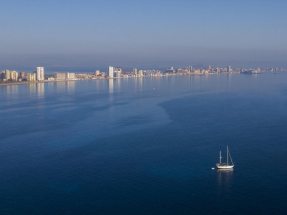 Bungalow de planta alta con 3 dormitorios y gran solarium a la venta en La Manga Club