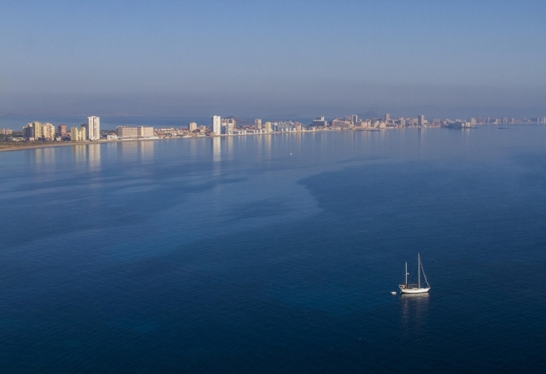 Bungalow de planta alta con 3 dormitorios y gran solarium a la venta en La Manga Club