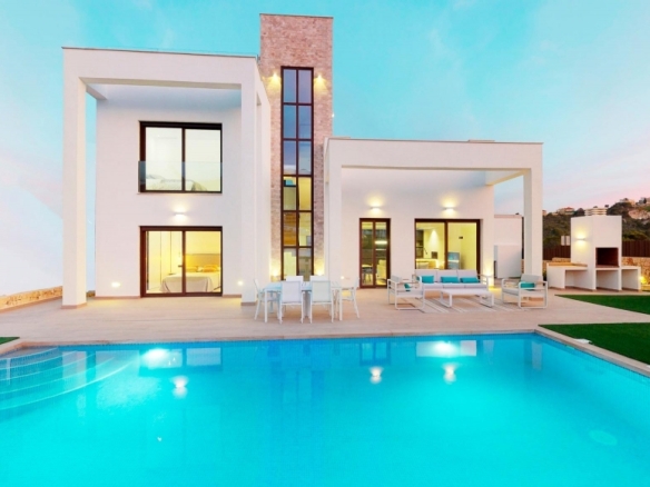 Villa de 5 dormitorios con piscina privada llave en mano a la venta en Finestrat