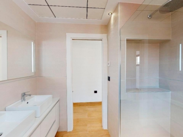 Villa de 5 dormitorios con piscina privada llave en mano a la venta en Finestrat