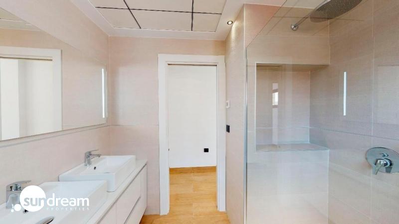Villa de 5 dormitorios con piscina privada llave en mano a la venta en Finestrat