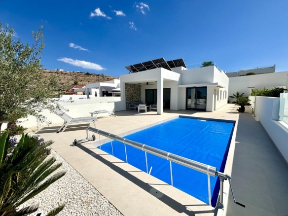 Villa de nueva construcción con 3 dormitorios y piscina privada a la venta en Rojales(Alicante)
