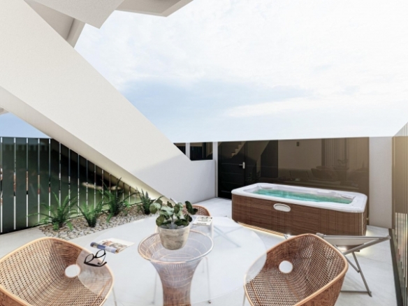 Bungalow de planta alta de 2 dormitorios con solarium y piscina privada cerca de la playa en San Pedro del Pinatar