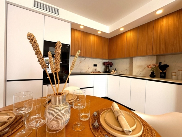 Bungalow de planta alta de 2 dormitorios con solarium y piscina privada cerca de la playa en San Pedro del Pinatar