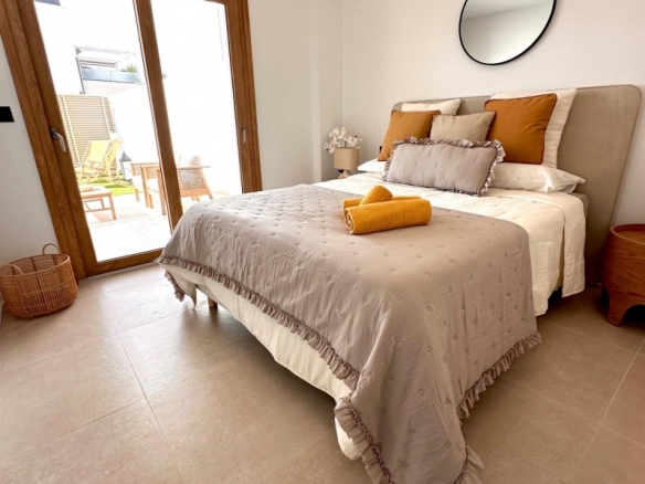 Bungalow de planta alta de 2 dormitorios con solarium y piscina privada cerca de la playa en San Pedro del Pinatar