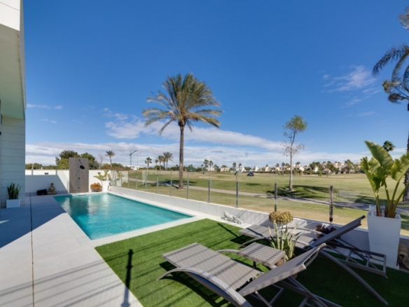 Villa de una sola planta con 3 dormitorios y piscina privada en el campo de golf(Pilar de la Horadada)