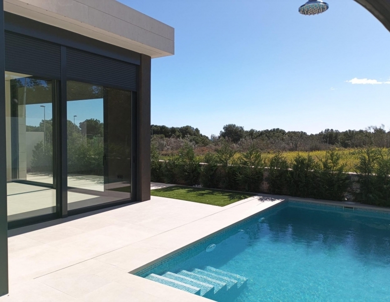 Villa de una sola planta con 3 dormitorios y piscina privada en el campo de golf(Pilar de la Horadada)