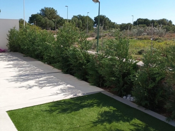 Villa de una sola planta con 3 dormitorios y piscina privada en el campo de golf(Pilar de la Horadada)