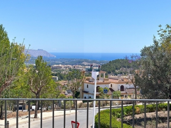Villa de 3 dormitorios de dos plantas a la venta en Polop