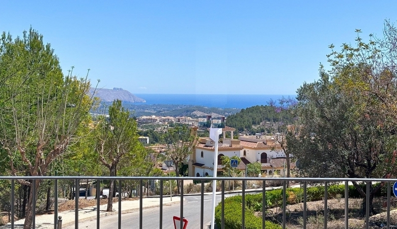 Villa de 3 dormitorios de dos plantas a la venta en Polop