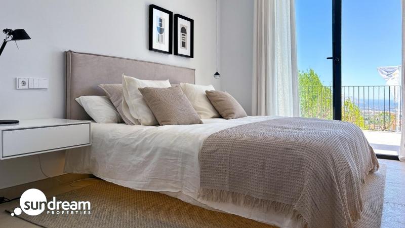 Villa de 3 dormitorios de dos plantas a la venta en Polop