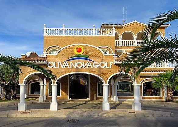 Ático de 3 dormitorios con solarium y piscina privada en Oliva Nova Golf