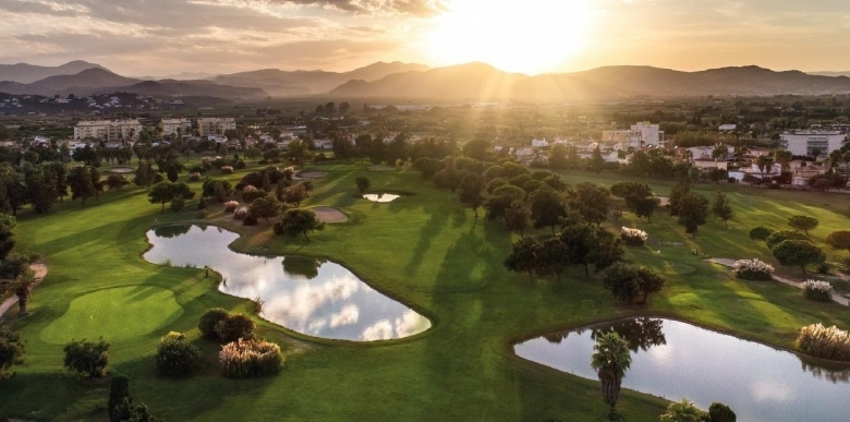 Ático de 3 dormitorios con solarium y piscina privada en Oliva Nova Golf