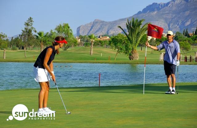 Ático de 3 dormitorios con solarium y piscina privada en Oliva Nova Golf