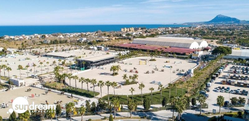 Ático de 3 dormitorios con solarium y piscina privada en Oliva Nova Golf