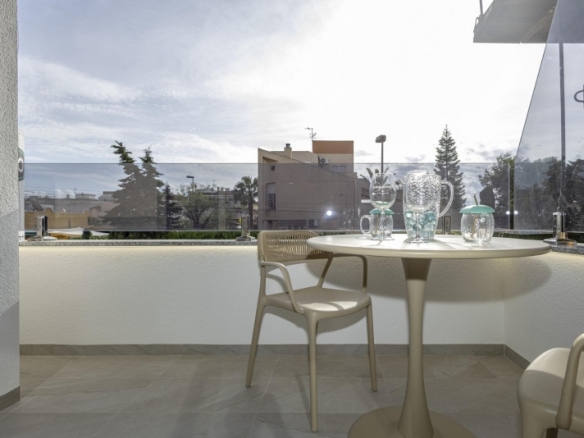 Apartamento de nueva construcción con 2 dormitorios y piscina comunitaria en Torrevieja