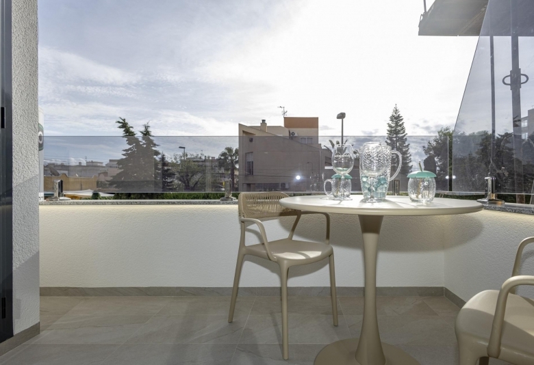 Apartamento de nueva construcción con 2 dormitorios y piscina comunitaria en Torrevieja