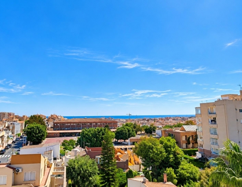 Apartamento de nueva construcción con 2 dormitorios y piscina comunitaria en Torrevieja
