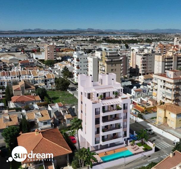 Apartamento de nueva construcción con 2 dormitorios y piscina comunitaria en Torrevieja