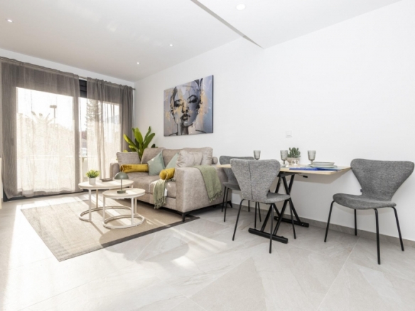 Apartamento de nueva construcción con 2 dormitorios y piscina comunitaria en Torrevieja