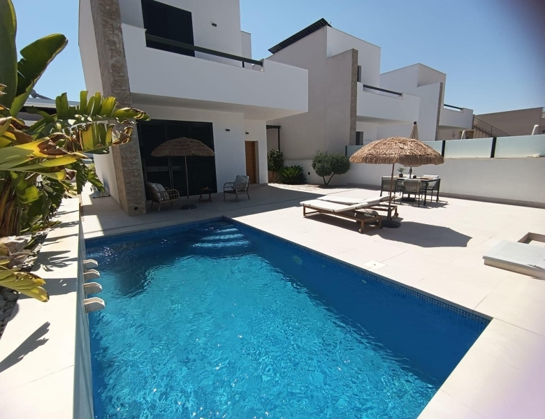 Villa independiente en venta con piscina en Daya Nueva