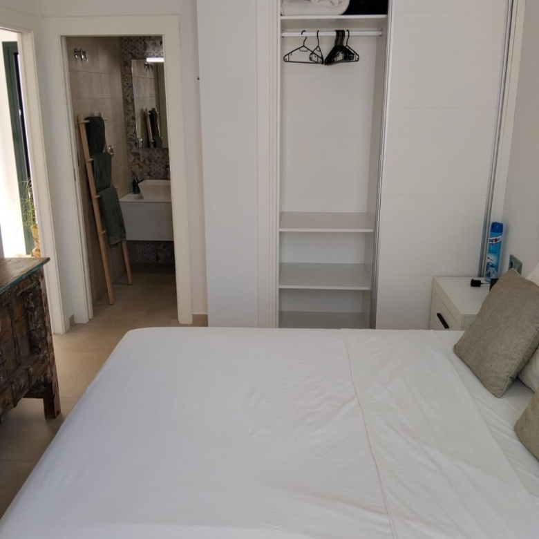 Villa independiente en venta con piscina en Daya Nueva
