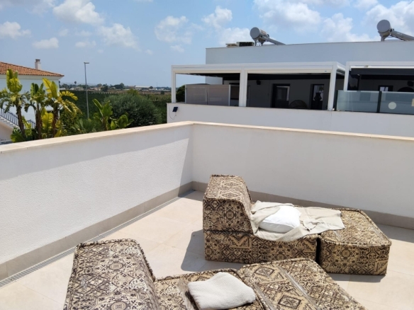 Villa independiente en venta con piscina en Daya Nueva