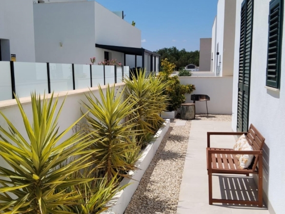 Villa independiente en venta con piscina en Daya Nueva