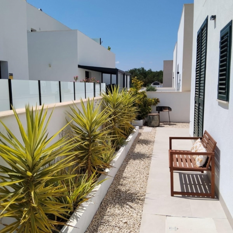 Villa independiente en venta con piscina en Daya Nueva