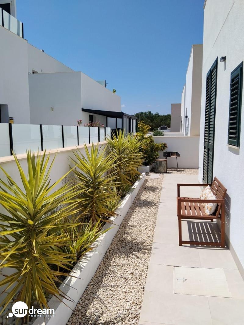 Villa independiente en venta con piscina en Daya Nueva