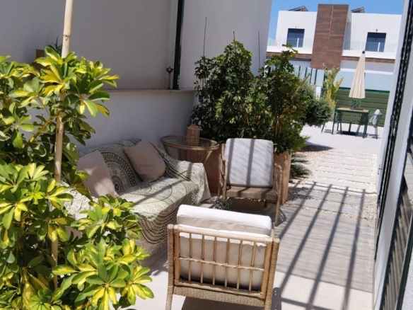 Villa independiente en venta con piscina en Daya Nueva