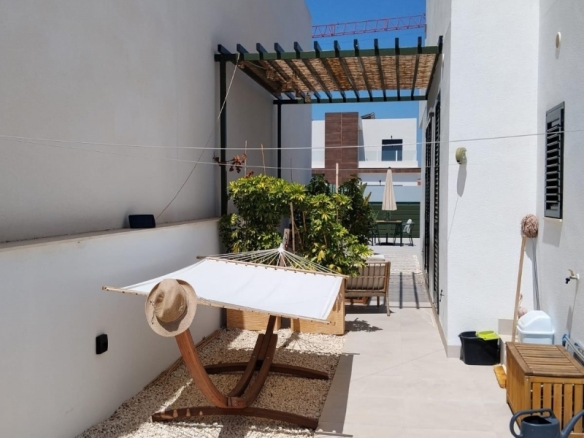 Villa independiente en venta con piscina en Daya Nueva