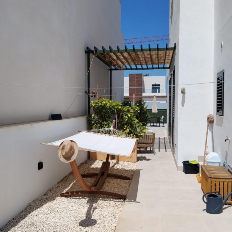 Villa independiente en venta con piscina en Daya Nueva