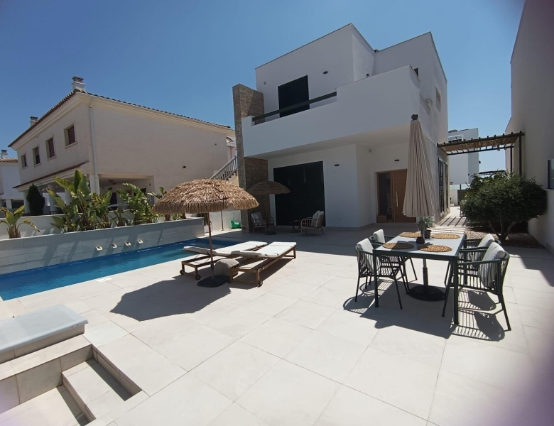 Villa independiente en venta con piscina en Daya Nueva