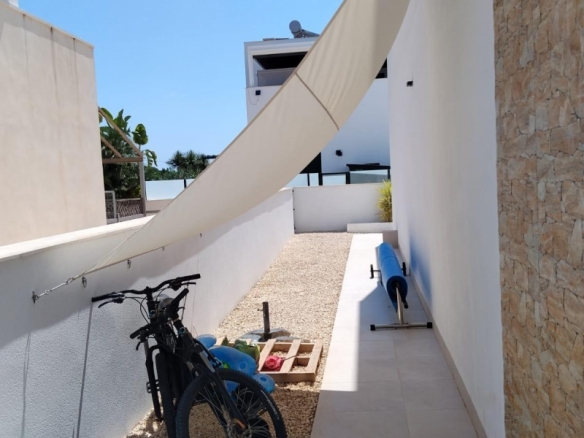 Villa independiente en venta con piscina en Daya Nueva