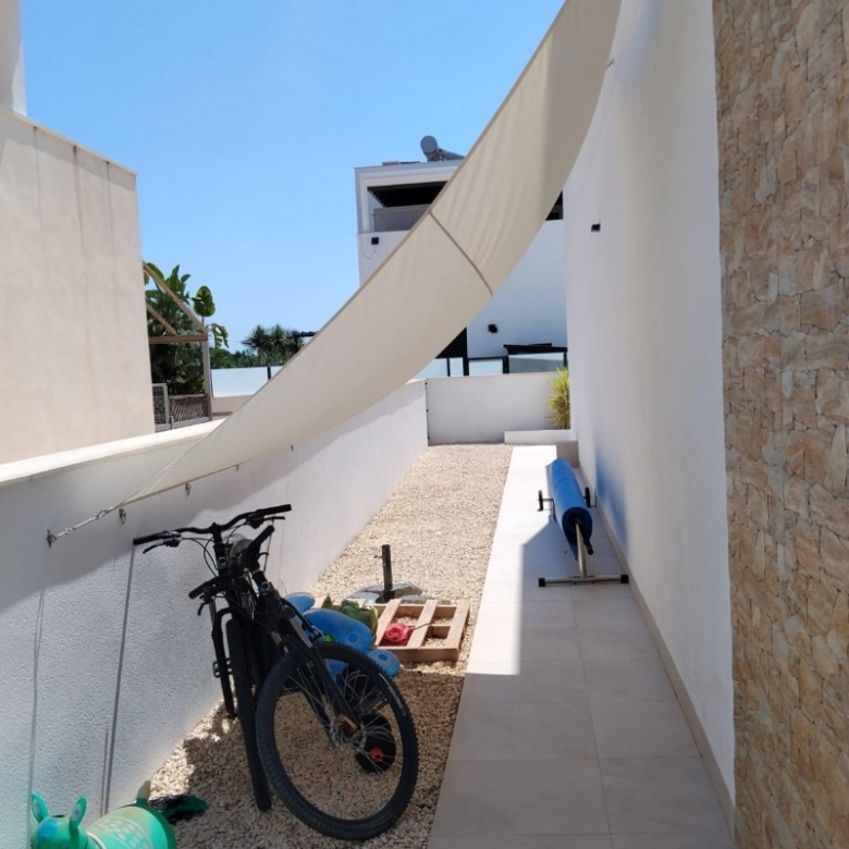 Villa independiente en venta con piscina en Daya Nueva