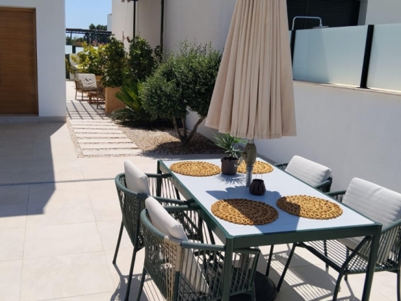Villa independiente en venta con piscina en Daya Nueva