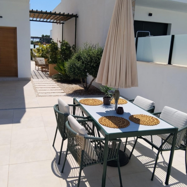 Villa independiente en venta con piscina en Daya Nueva